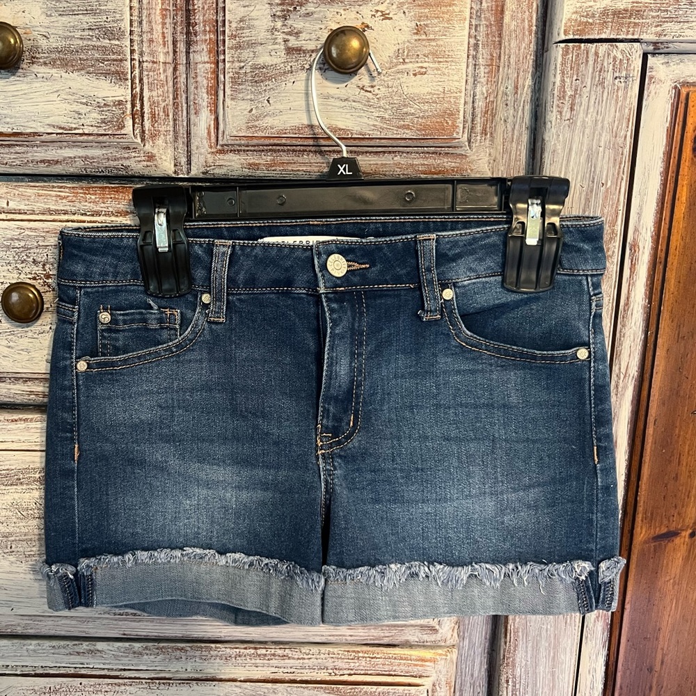 CELEBRITY PINK MEDIUM WASH JEAN SHORTS